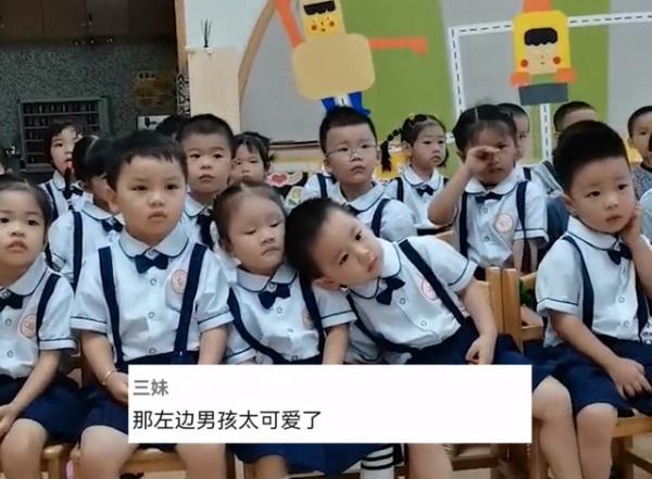 浙江一小女孩犯困靠在兩邊男孩肩膀,旁邊男孩動作網友直呼情商高 浙江一小女孩犯困靠在兩邊男孩肩膀,旁邊男孩動作網友直呼情商高