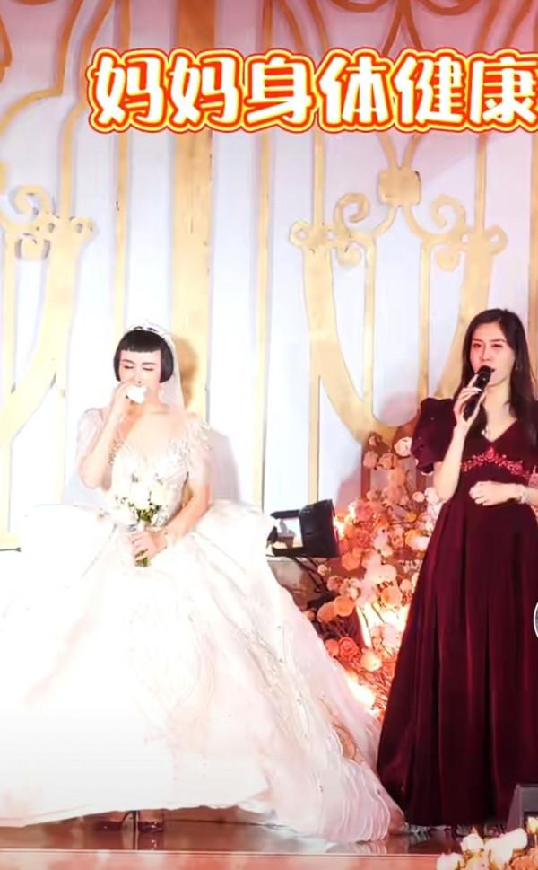 網紅孫書梅的開掛人生,從身無分文到月入千萬,56歲嫁小16歲男友 網紅孫書梅的開掛人生,從身無分文到月入千萬,56歲嫁小16歲男友