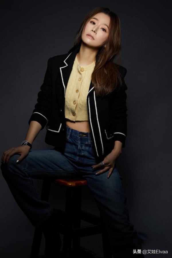 造型有所升級！林心如罕穿露臍裝配西裝秀馬甲線，正面腰身真窈窕