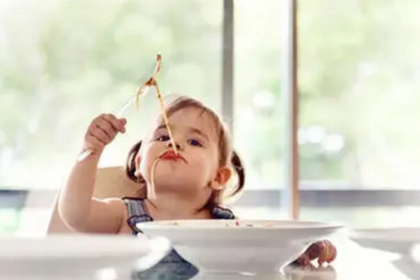 8歲男孩晚上11點仍睡不著？這3個壞習慣，是傷害孩子的“元兇”