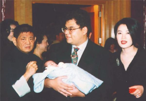 億萬富翁黃任中：給紅顏知己買豪車豪宅，晚年病重無人探望