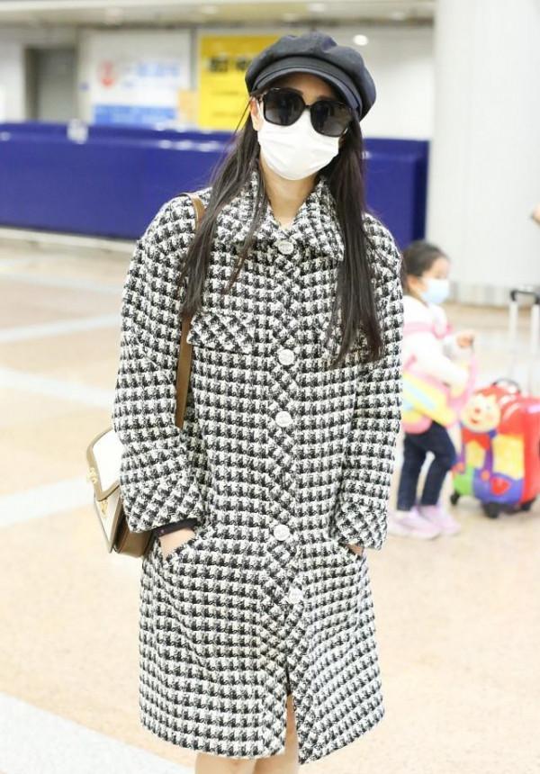 伊能靜終於認清年齡，穿格紋外套挺樸素的，有60後的樣子了