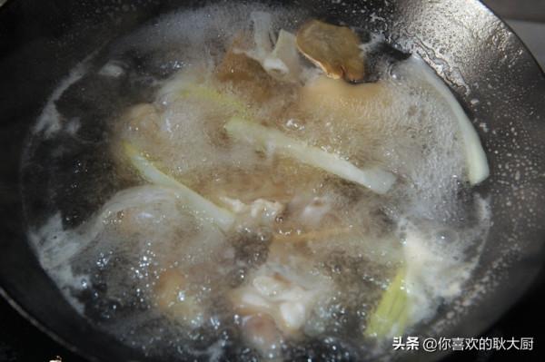 紅燒雙蹄:一葷一素,你意想不到的巧妙搭配 紅燒雙蹄:一葷一素,你意想不到的巧妙搭配