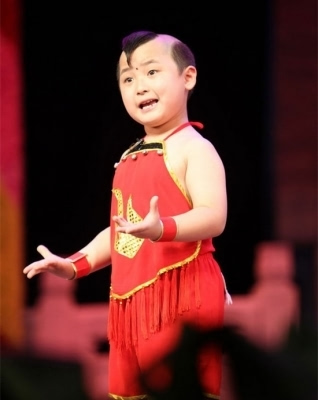 8年前&quot;年畫娃娃&quot;組合春晚走紅，哥哥已去世6年，妹妹如今怎樣了？