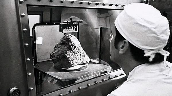 2009年，荷蘭證實美國送的&OpenCurlyDoubleQuote;月岩&rdquo;是假貨，美國：我沒說那是月岩