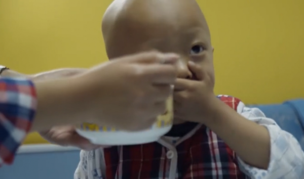 真實故事：安徽4歲男孩患惡性腫瘤，手術時被迫中止，父母痛哭