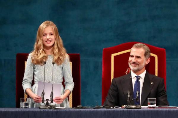 歐洲王室最美姐妹花：15歲萊昂諾爾是未來女王，最寵小2歲的妹妹