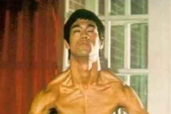 47年前，李小龍慘死在丁佩的床上，背後的原因不止猝死那麼簡單