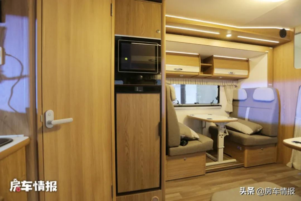 金冠新款房車，客廳能坐10人沙發比家裡的還大，朋友小聚也有面子