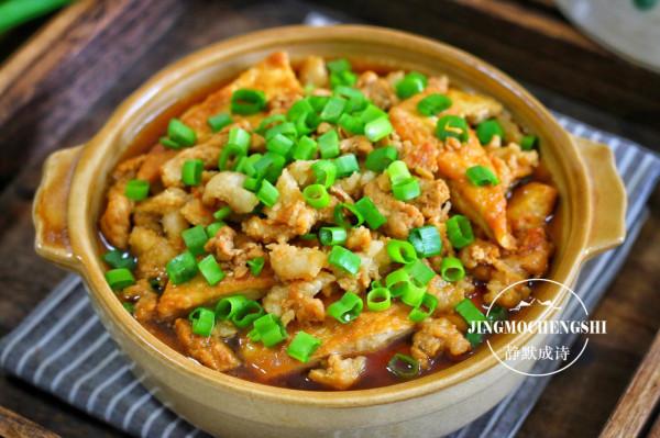 天冷了，砂鍋菜比炒菜更受歡迎，一碗料汁就能搞定，鮮甜好吃