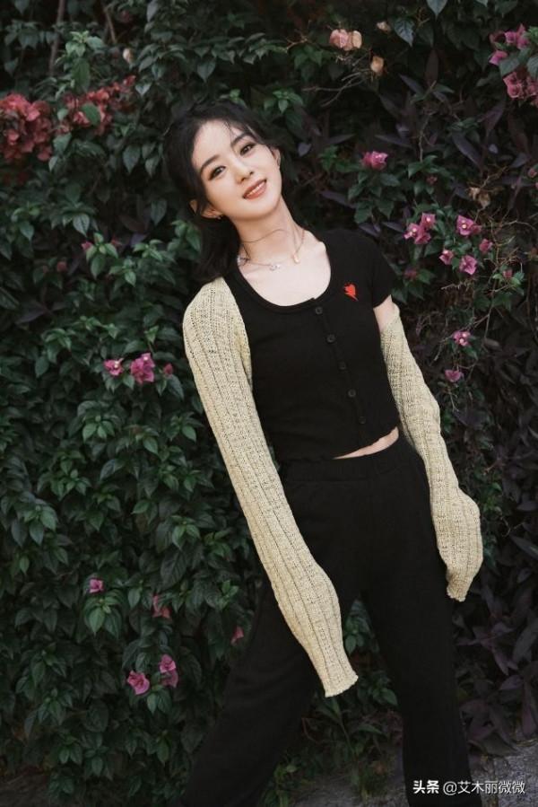 趙麗穎又&OpenCurlyDoubleQuote;嫩&rdquo;回來了，穿露臍t搭綠色開衫超甜，少女感十足