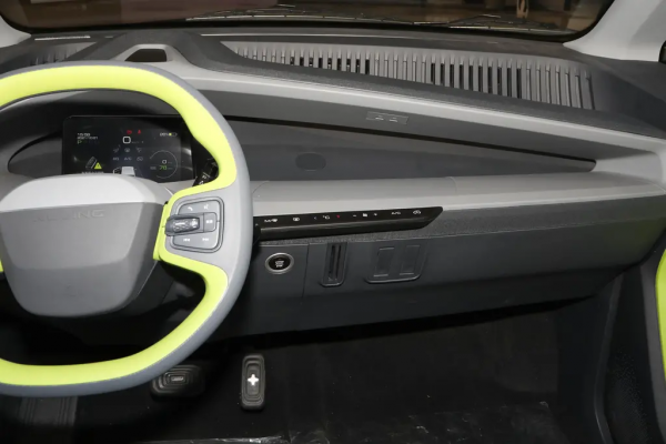 新款五菱Nano EV，續航305公里，配置豐富，家用代步首選