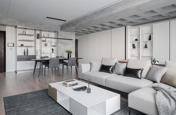 陽光明媚，灰白相間的公寓