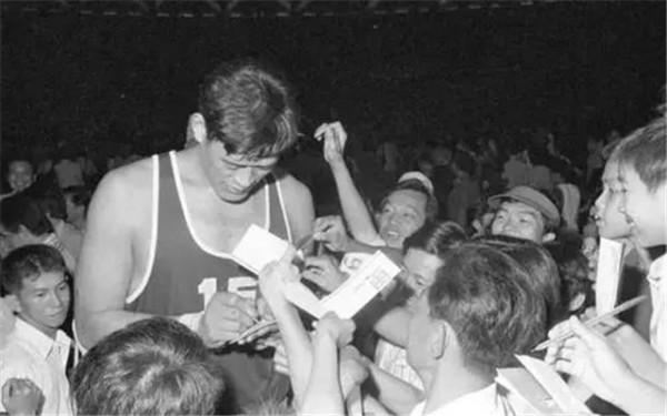 亞洲第一中鋒穆鐵柱墓地，墓誌銘述其一生，大郅鄭海霞淚別