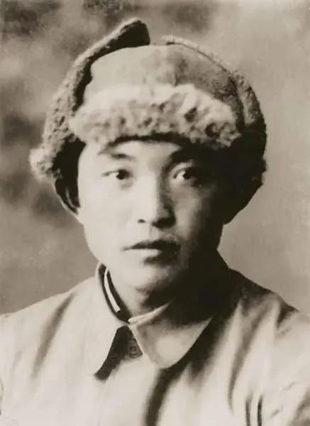 省革委會主任黎原在公交車上遭遇售票員惡劣對待，將軍說：開除你