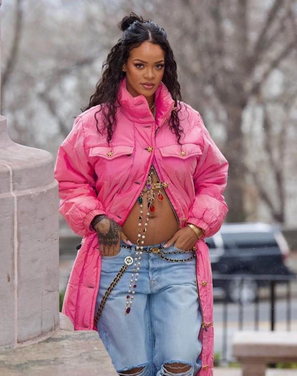 蕾哈娜未婚先孕也很幸福！無懼嚴寒秀孕肚，大衣牛仔穿出超模感