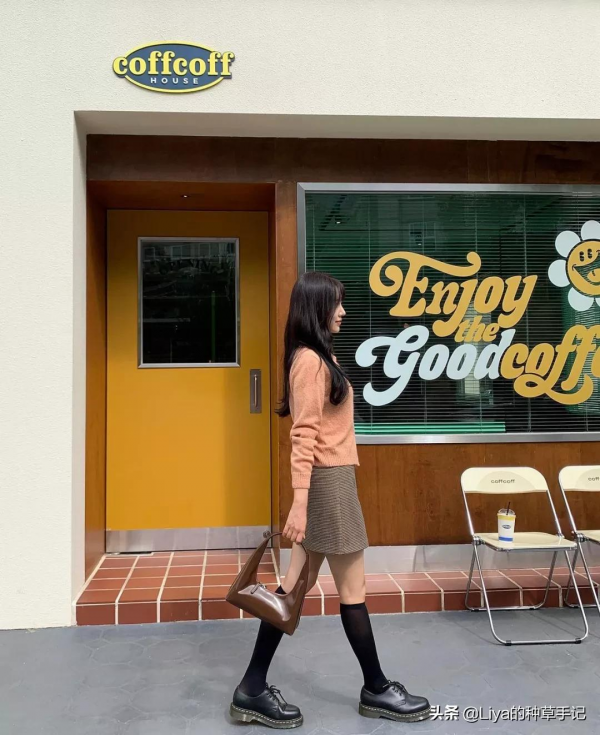 裙子裡還在穿“打底褲”嗎？現在流行這樣穿，美炸了