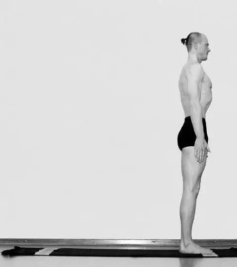 我這樣站了一段時間後，找到了膝蓋收緊上提的力量，雙腿也變直了