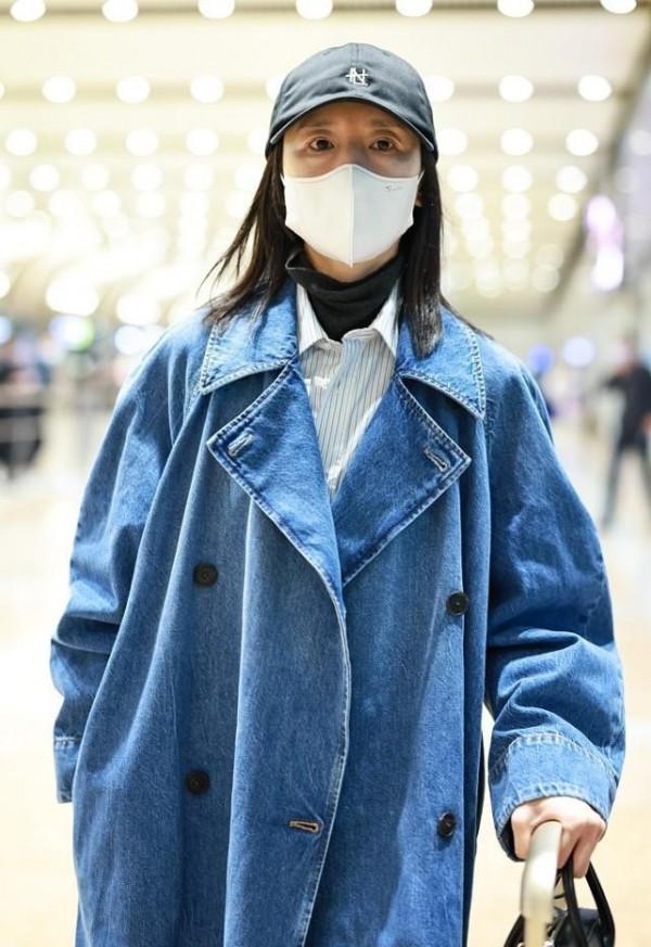 董潔不考慮考慮多休息一下嗎,走機場穿得寬鬆,臉上面板都水腫了 董潔不考慮考慮多休息一下嗎,走機場穿得寬鬆,臉上面板都水腫了