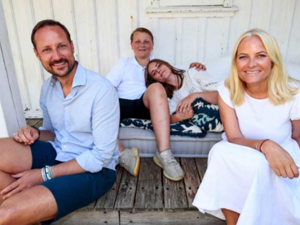 挪威王室發全家福，婆婆穿紅色比兒媳搶鏡，第三代女王儲清純可人