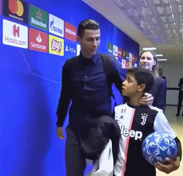 C羅長子迷你羅正式加入曼聯青訓！穿訓練服亮相，已有女球迷示愛