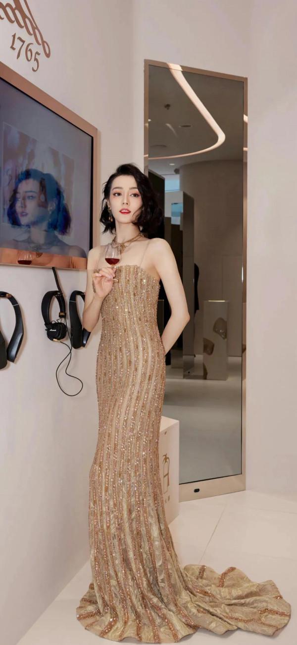 迪麗熱巴拖地長裙高畫質圖集