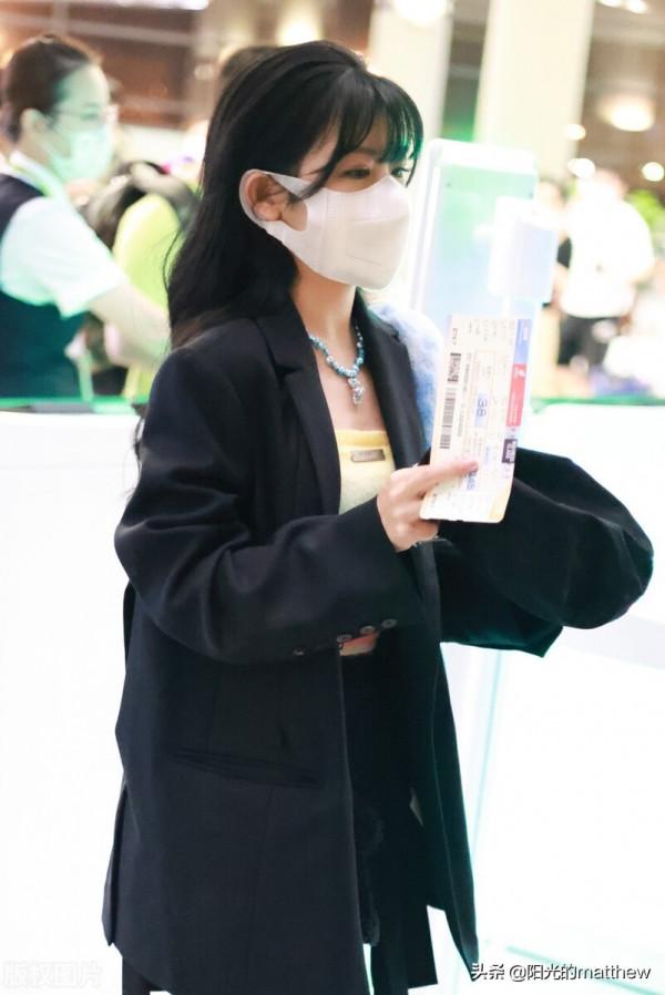 賴美雲身穿彩色裡胸+西裝外套甜酷,穿黑色裙褲青春活力 賴美雲身穿彩色裡胸+西裝外套甜酷,穿黑色裙褲青春活力