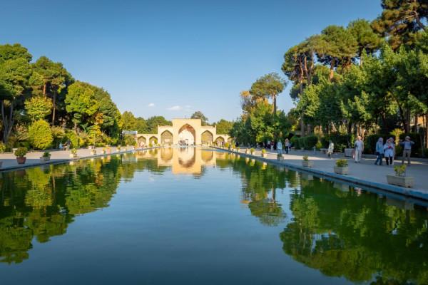 在伊朗旅行被當地人要求合照，原來是因為我身上的漢服太美