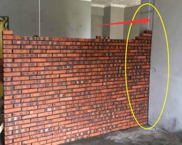 工人裝修砌牆沒有先開槽，業主看到氣得讓他走人，簡直就是毀房