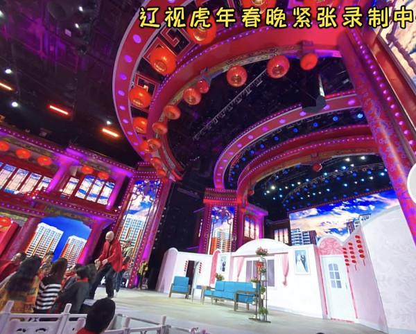 遼寧春晚彩排現場曝光 馮鞏人氣旺，網紅張同學搭檔郭冬臨演小品
