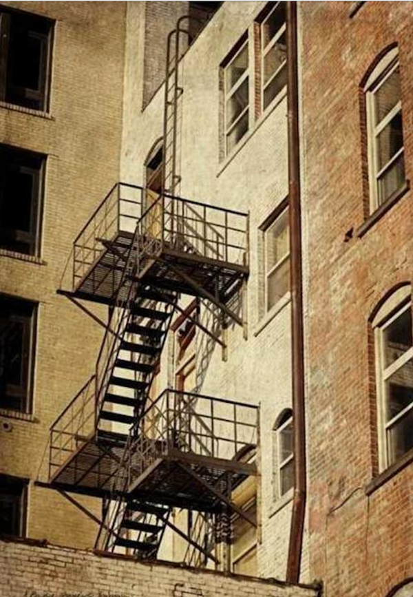 美國女子臨出門發現自家公寓的樓梯被拆，困家裡等待引發網友熱議