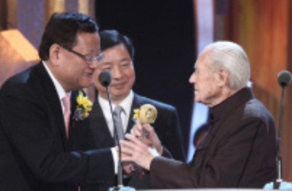 娶中國女演員,奮鬥16年終入中國籍的沙博理,直言:我的根在中國 娶中國女演員,奮鬥16年終入中國籍的沙博理,直言:我的根在中國