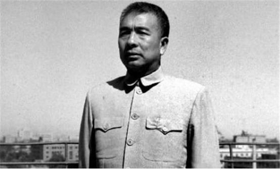 1955年，他沒有被授軍銜，待遇卻超過元帥，官至正國級，終年61歲