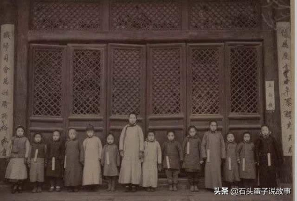 清朝真實的選秀照：秀女衣著樸素顏值普通，站成一排等待皇帝挑選