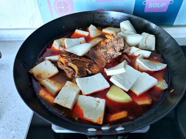 大骨頭還是這樣燉出來最香，香辣鮮美，兩人一大盆吃香了