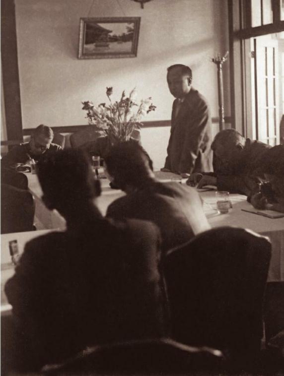 國家到底對錢學森有多重視？看看他身邊那兩個人的身份，就知道了