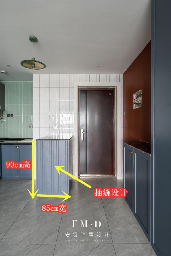 入戶玄關與廚房融合，整扇吊軌玻璃拉門分隔，成12㎡獨立大套間