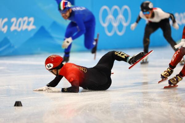 冬奧會短道速滑男子5000米接力-李文龍摔倒 中國隊被判進A組決賽