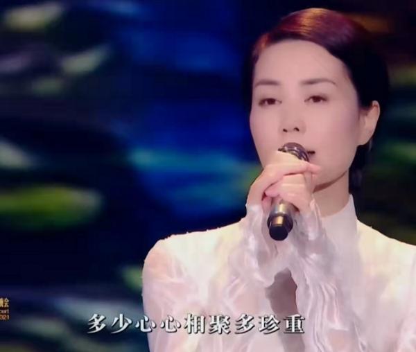 52歲王菲驚豔開唱！穿白裙盡顯巨星範，謝霆鋒刻意避嫌愛意藏不住