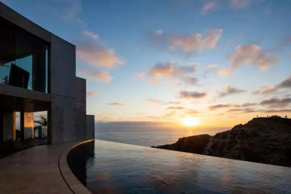 巨星夫婦花1&period;3億買下&OpenCurlyDoubleQuote;鋼鐵俠的豪宅&rdquo;！還能在懸崖邊游泳？酸了