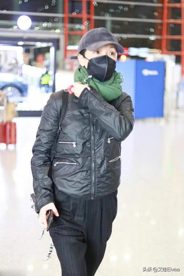 周迅戀情曝光後現身，穿羽絨服九分褲格格不入，手戴唸佛器真佛系