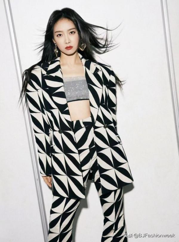 過年喜歡穿設計感強的衣服，不如學宋茜穿搭，又帥又酷