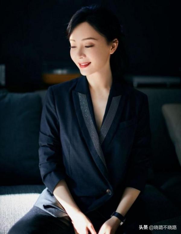 真正見過世面的女人，穿西裝外套不會配小黑褲，看陳數就知道了