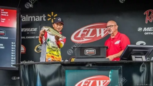 豪車停滿、買裝備花100多萬，釣魚是男人最後要佔領的高地？