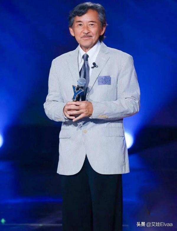 林子祥真會打扮，74歲穿毛衣喇叭褲趕機，古稀之年挎包打招呼太帥