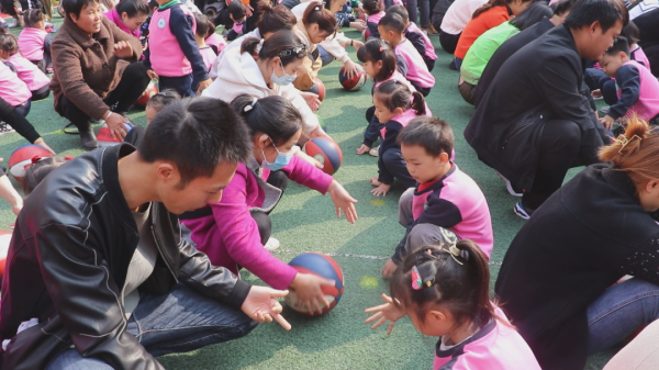明港未來之星幼兒園舉行籃球嘉年華趣味親子活動