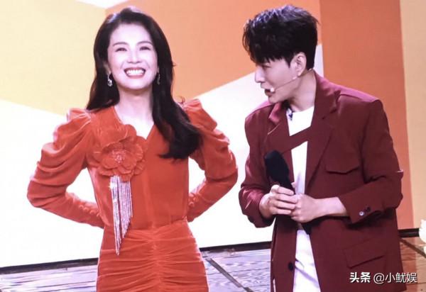 8位明星在春晚奇葩出圈：馬凡舒的敬酒服，撒貝南的白襯衫