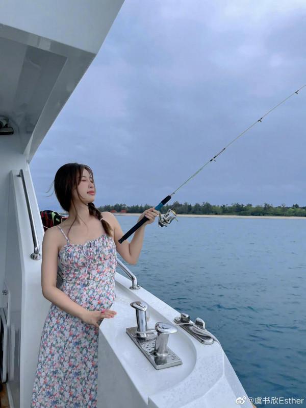 虞書欣近期2則海報穿搭，欣欣子又甜又辣