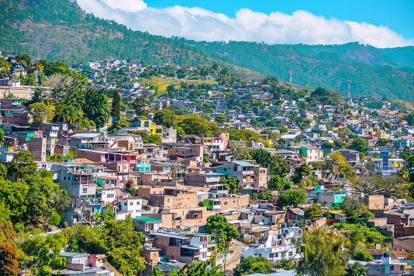 宏都拉斯“十分尷尬”的一座橋，經受住颶風侵襲，沒想要河跑了