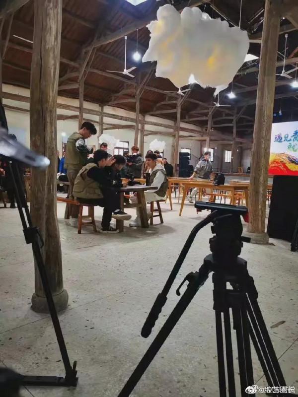 素顏鹿晗徐志勝錄製《五哈》同框路透